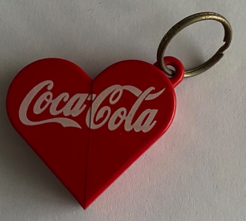 93314-1 € 2,00 coca cola sleutelhanger in vorm van hartje.jpeg